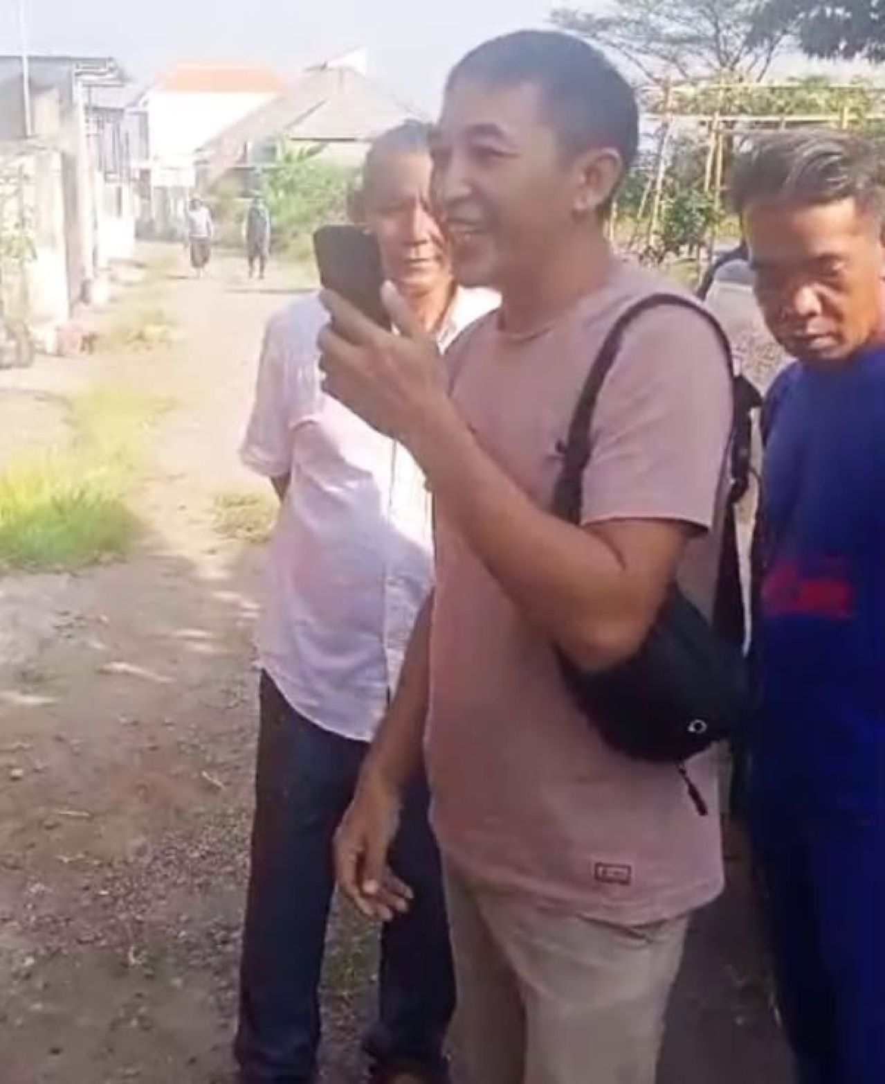 video tangkapan layar AN suami Kapolsek Beji debat dengan warga