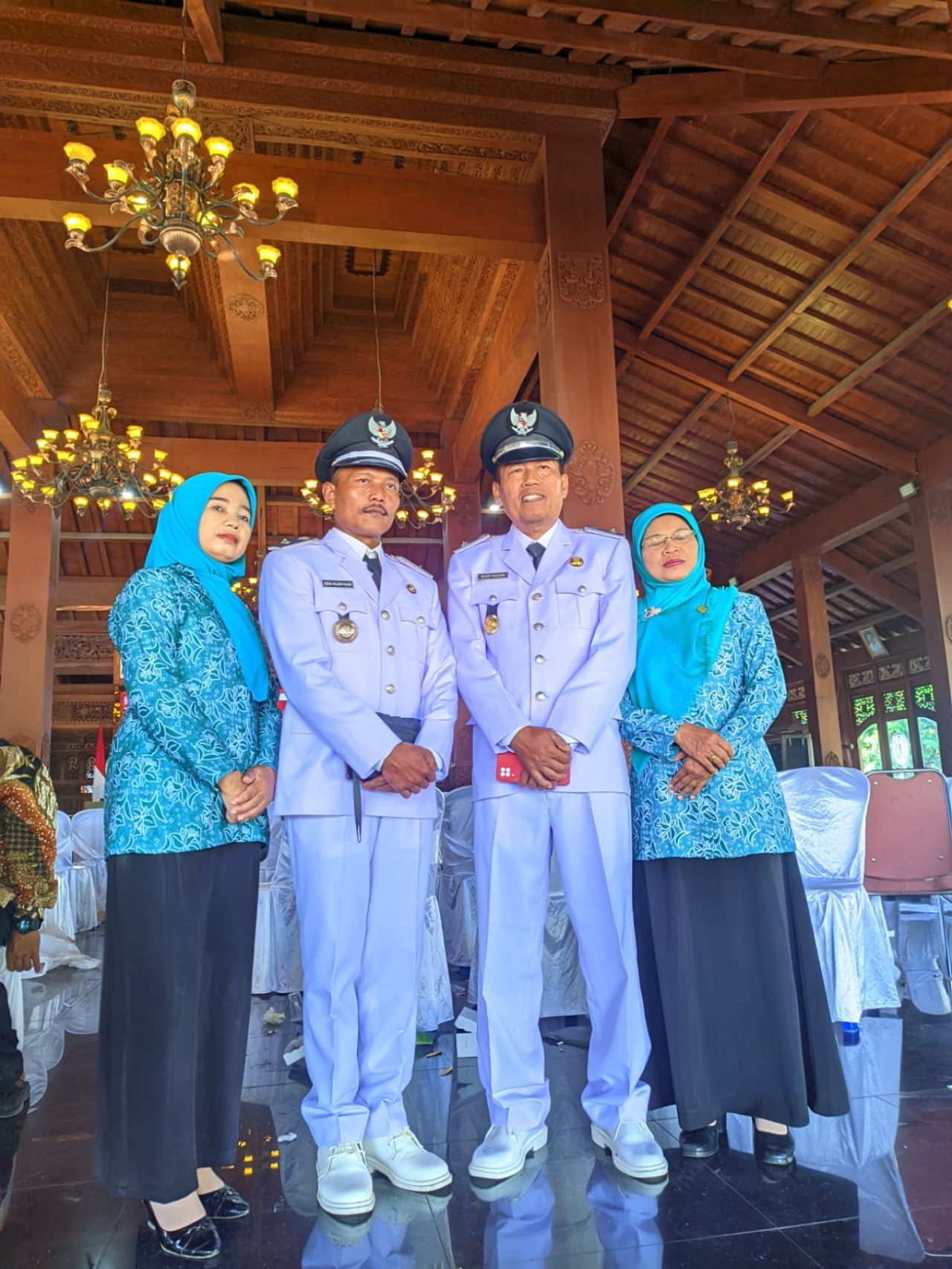 H Sijud Badrowi Kepala Desa Karang Gebang Kec. Jetis Dan Dzul Hijjah Kepala Desa Baosan kidul Sesaat Paska Pengukuhan Di Pendopo Agung Pemkab Ponorogo