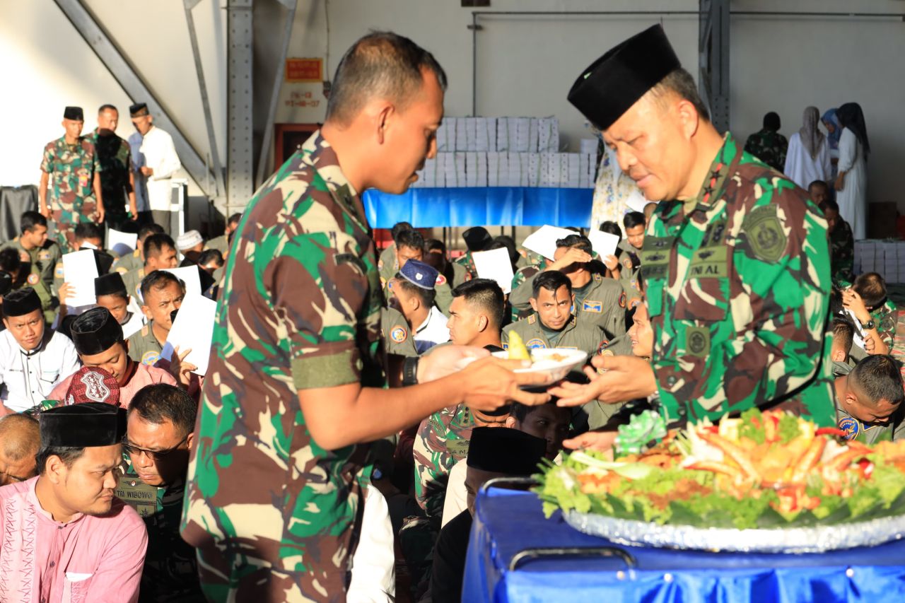 Potong tumpeng menjelang perayaan HUT Penerbangan AL