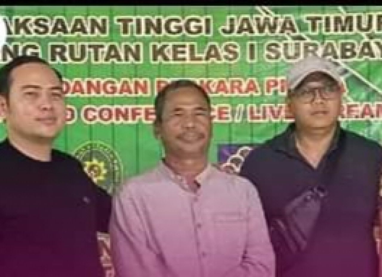 Istafudin (tengah)