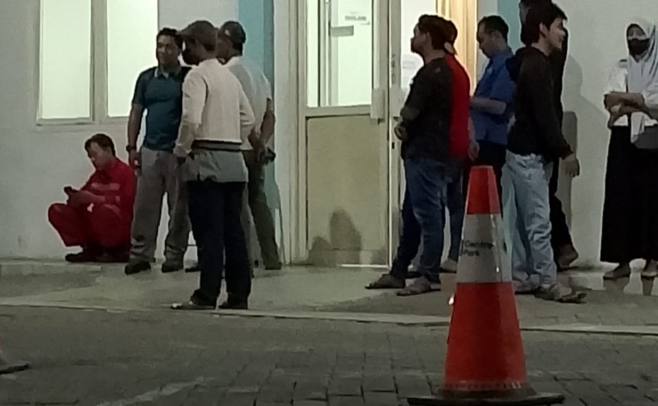 Keluarga dan kerabat korban menunggu jenazah Ahmad Zaki di RS Petrokimia Gresik