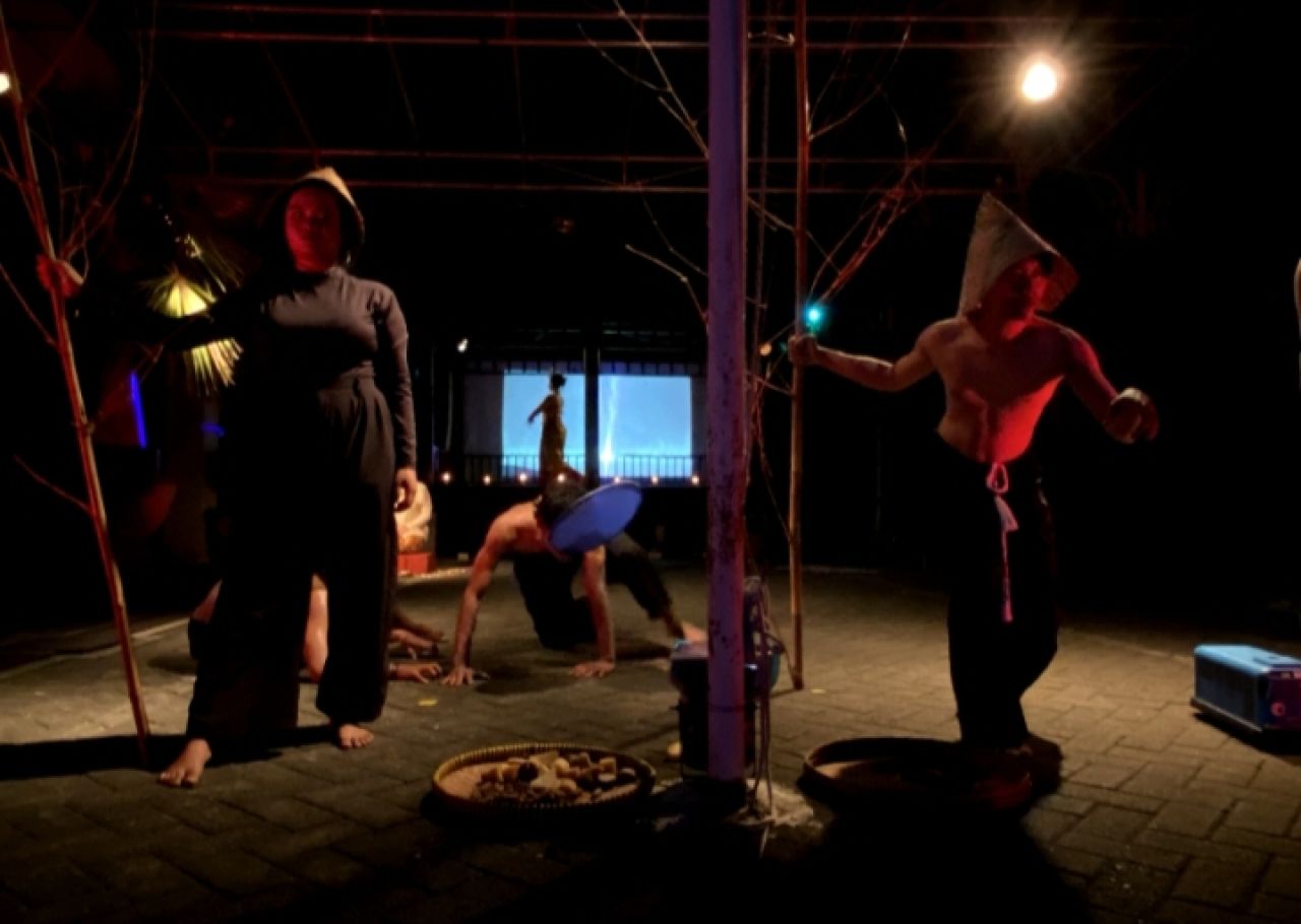 Pentas teater berjudul "?"