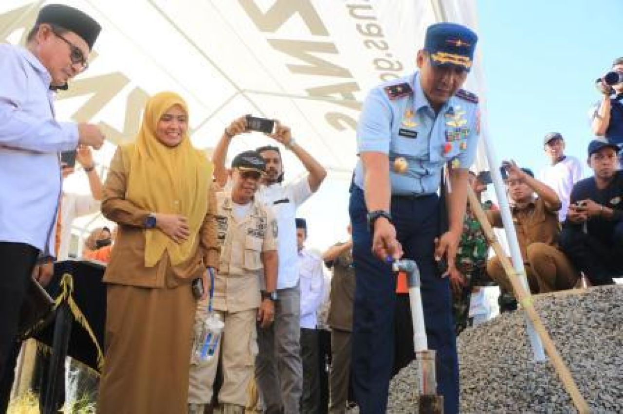 Marsma TNI Bonang Bayuaji G, meresmikan penggunaan sumur bor di Desa Panjallingan