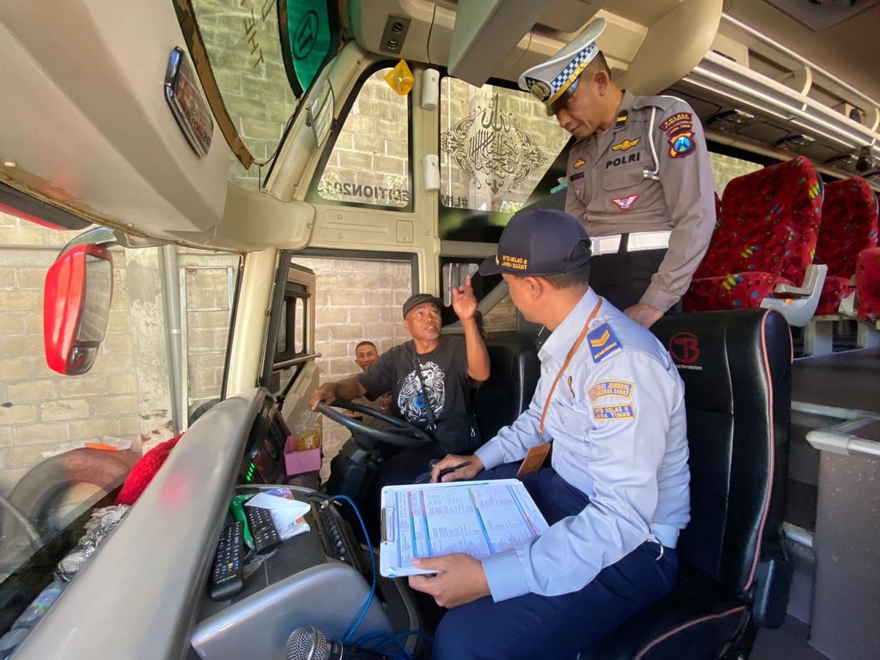 Gelar Program Unggulan Mahameru Lantas, Polisi Inspeksi Armada Bus di Ponorogo