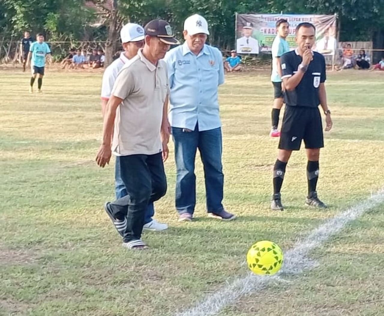 Kades Jeruk Purut, Kecamatan Gempol, Slamet secara simbolis membuka turnamen sepakbola Kades Jeruk Purut Cup X