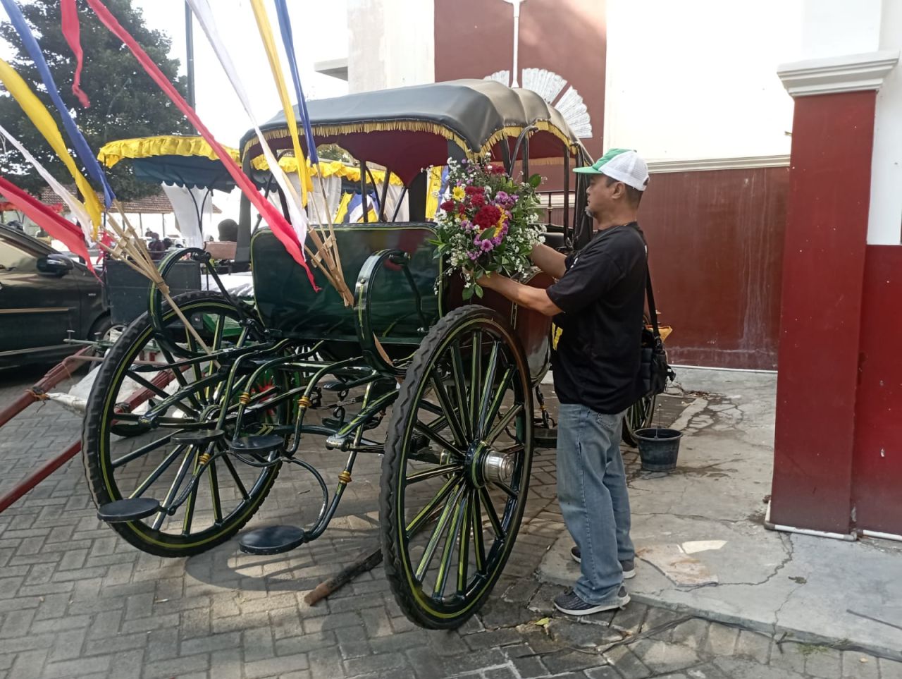 Gembiranya Tukang Hias Kereta Kuda di Grebeg Suro