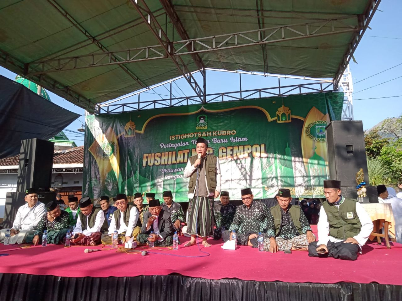 Abdul Mujib Imron calon Bupati Pasuruan memberikan sambutan di acara peringatan tahun Baru Islam di Desa Jeruk Purut