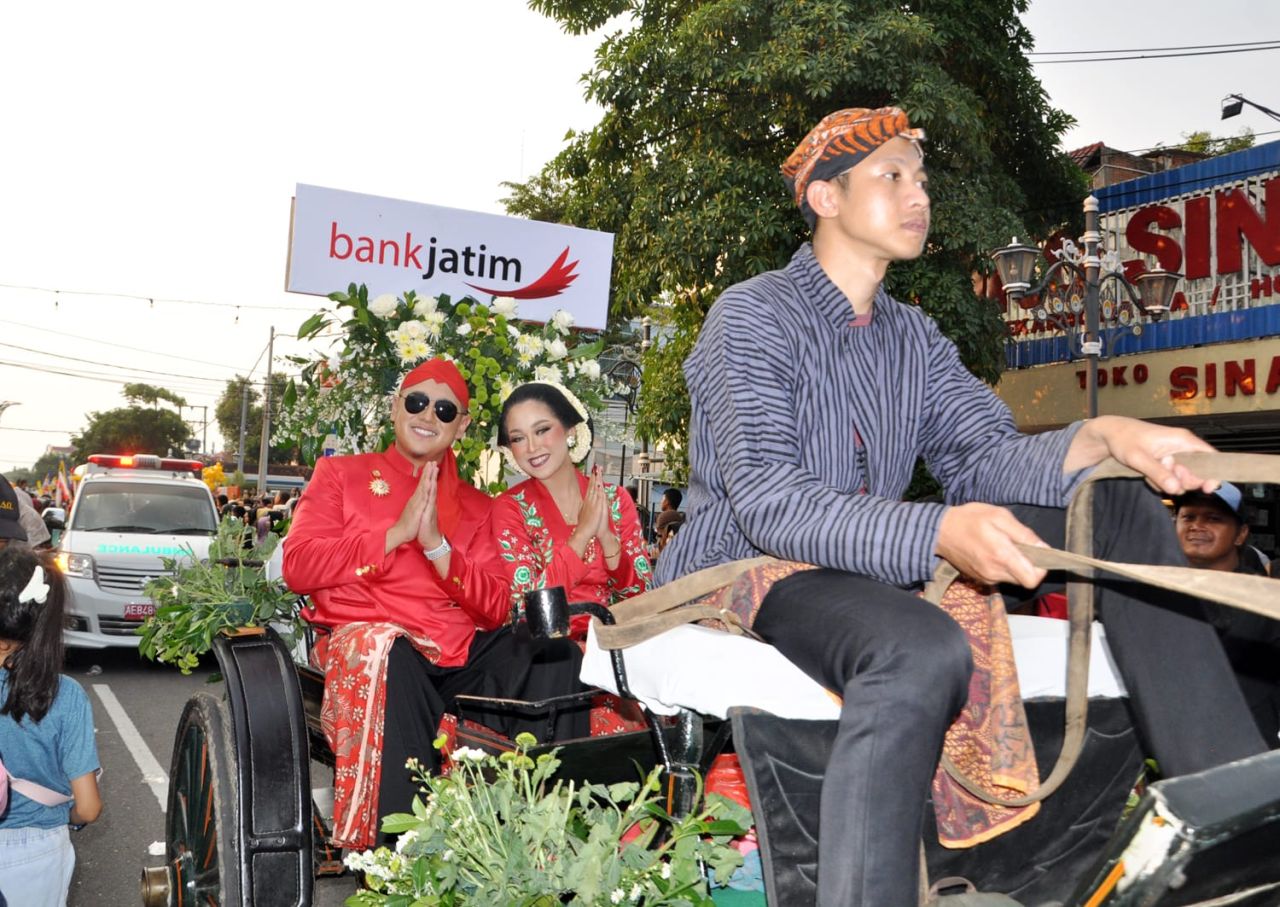 Bank Jatim Ponorogo Naik Kereta Kuda Ikuti Pawai Lintas Sejarah Grebeg Suro 2024