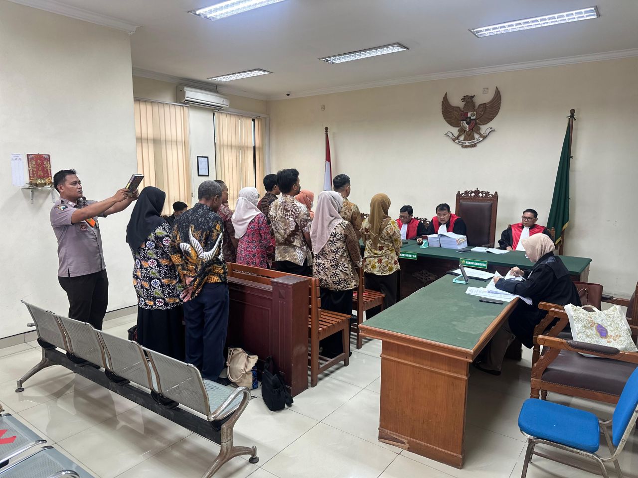 Sembilan orang pegawai BPKPD Kabupaten Pasuruan memberikan keterangan di Pengadilan Tipikor Surabaya