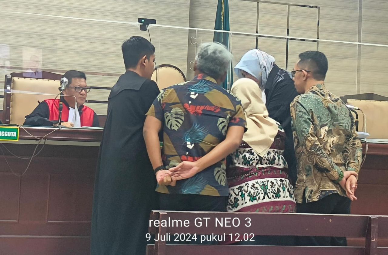 Jaksa saat menunjukan bukti di mejalis hakim, saksi dan pengacara terdakwa