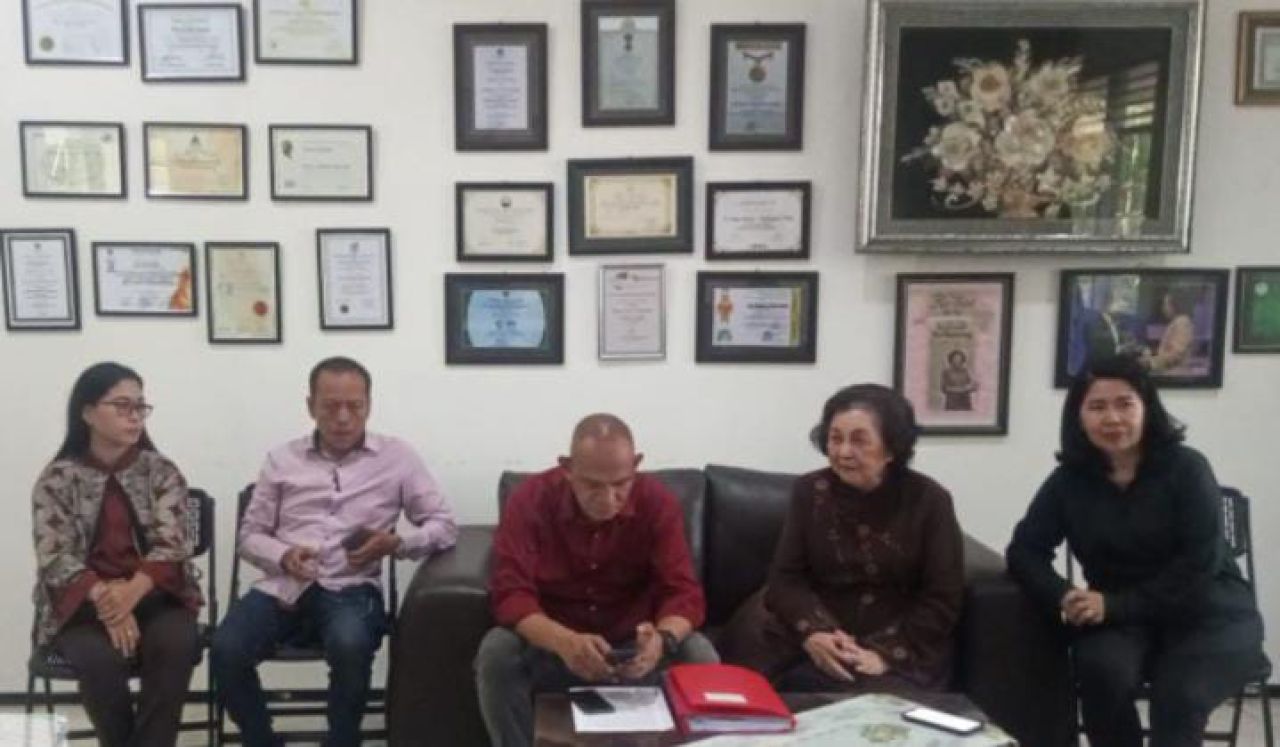 Mama Hana dan kuasa hukumnya