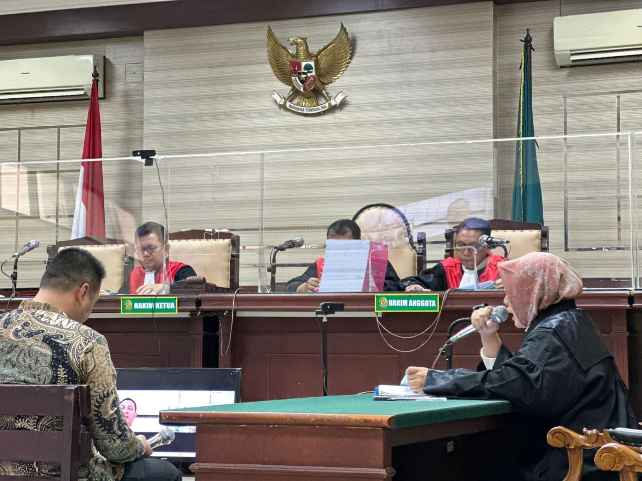 Kabid P4 BPKPD Kabupaten Pasuruan, Agung Wara Laksana saat memberikan keterangan sebagai saksi di Pengadilan Tipikor Surabaya