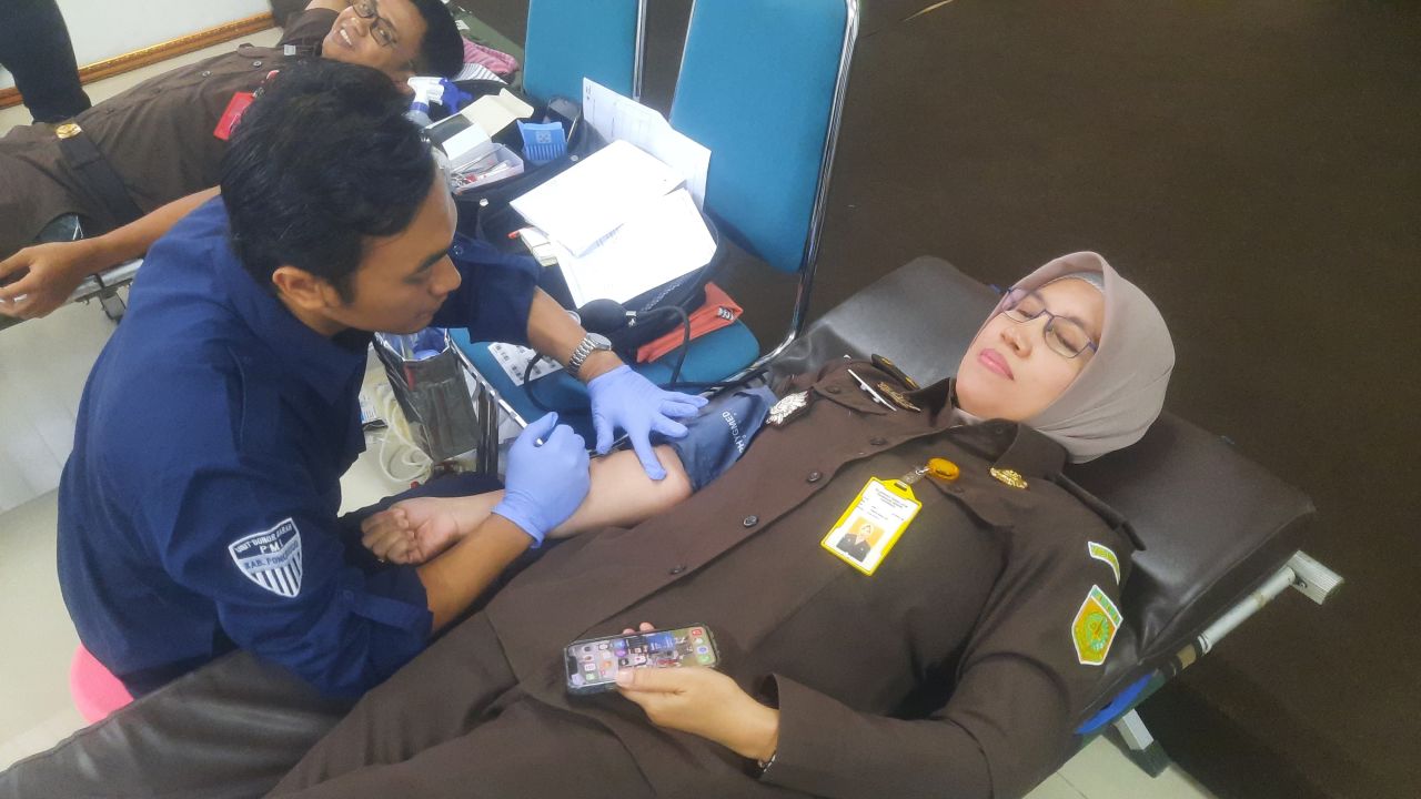 Peduli Sosial Kejaksaan Negeri Ponorogo Gelar Donor Darah