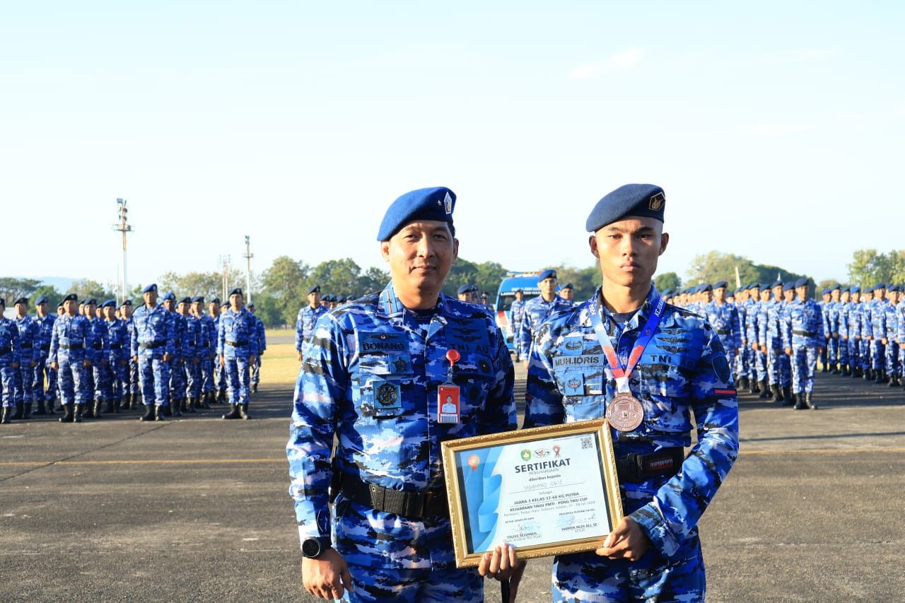 arsma TNI Bonang Bayuaji G memberikan penghargaan kepada prajurit  berprestasi