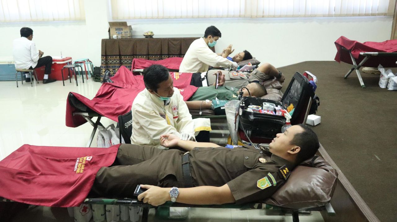 Sejumlah pegawai Kejari Kabupaten Pasuruan mendonorkan darah