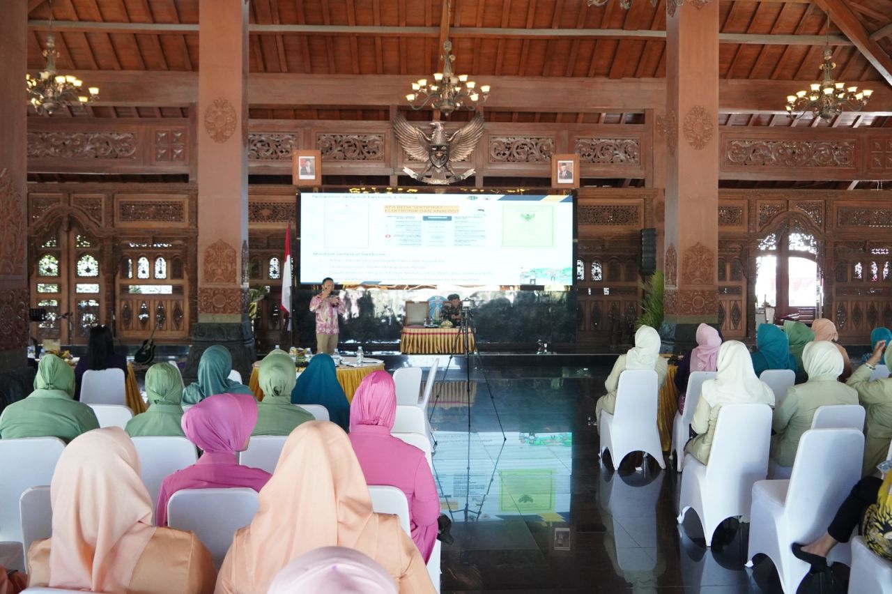 Anggota Persit KCK Cab. XVI Dim Ponorogo Ikuti Dialog Interaktif Pertanahan