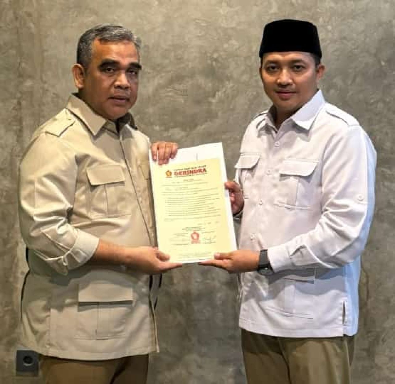 Rusdi Sutedja Calon Bupati Pasuruan saat menerima surat rekomendasi DPP Partai Gerindra yang diserahkan langsung oleh Sekertaris Jenderal Partai Gerindra, H Ahmad Muzani