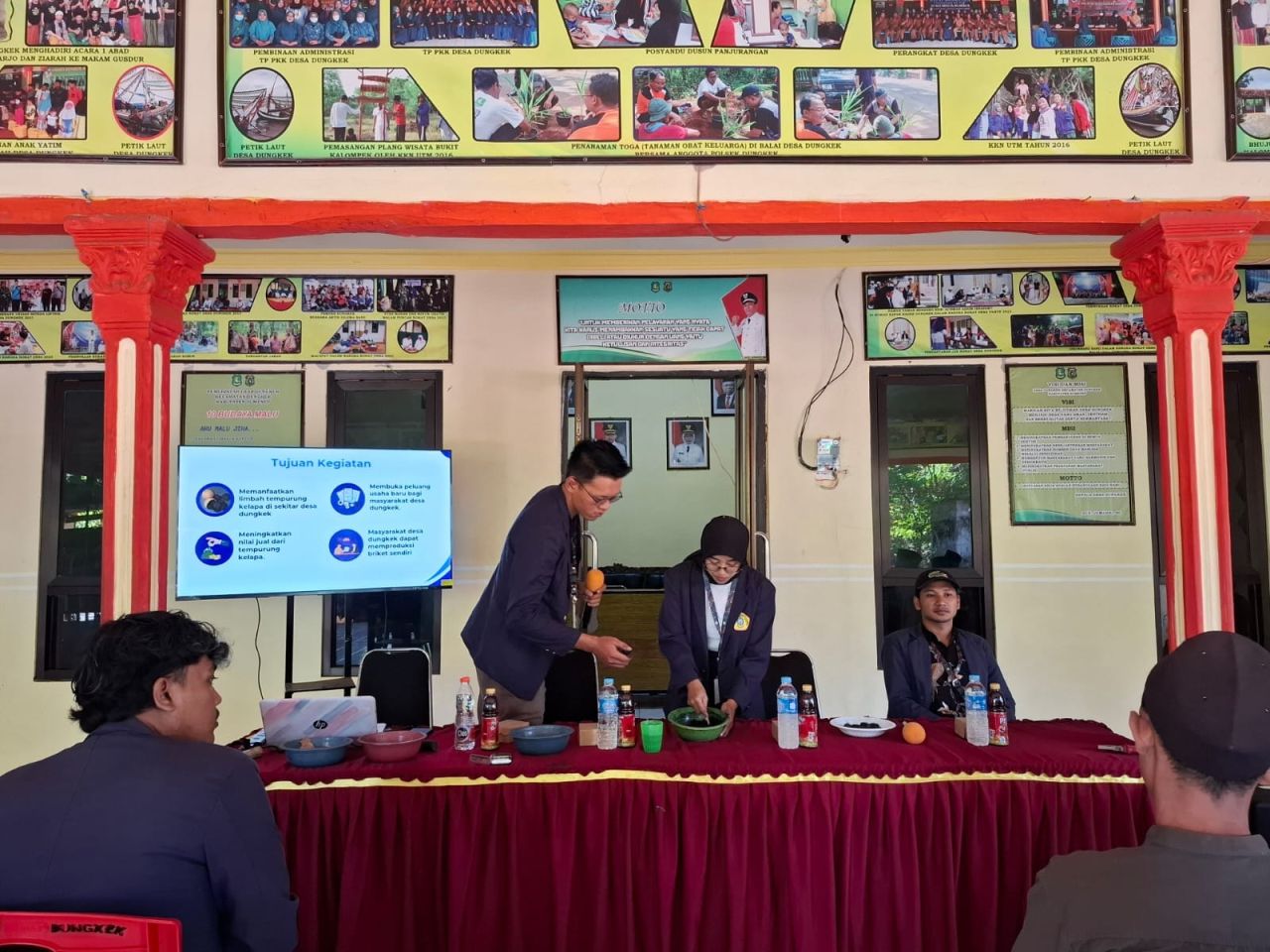 Pelatihan pembuatan briket dari tempurung kelapa di Desa Dungkek, Kecamatan Dungkek