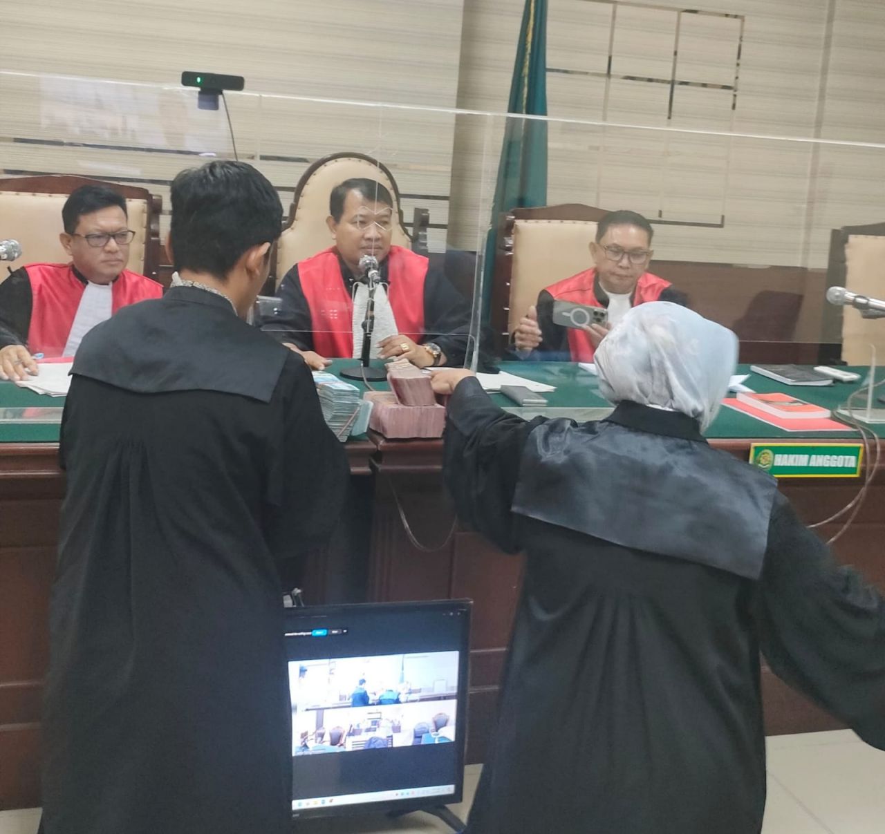 Terdakwa melalui pengacaranya mengembalikan uang yang diduga hasil korupsi Rp 345 juta ke tim jaksa penyidik