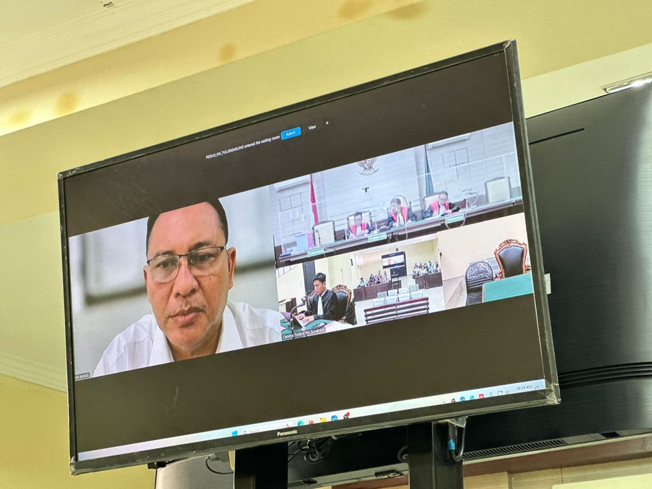 Terdakwa Akhmad Khasani memberikan keterangannya 