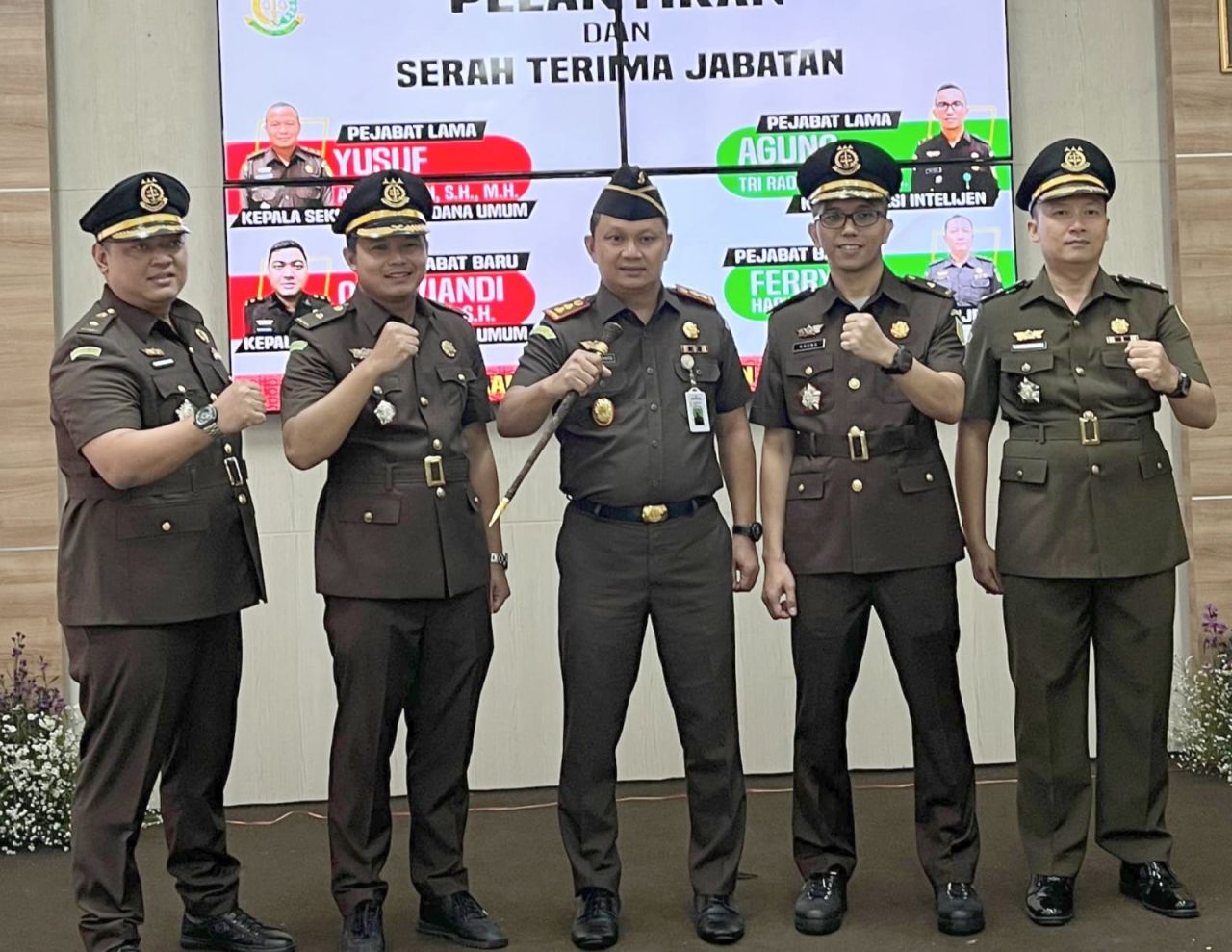 Kejari Kabupaten Pasuruan bersama kedua Kasi saat photo bersama
