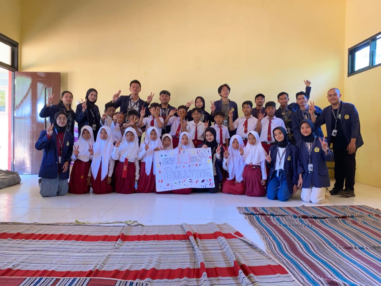 mahasiswa KKN 34 Universitas Trunojoyo Madura (UTM) melaksanakan program sosialisasi anti-bullying di SDN Dungkek