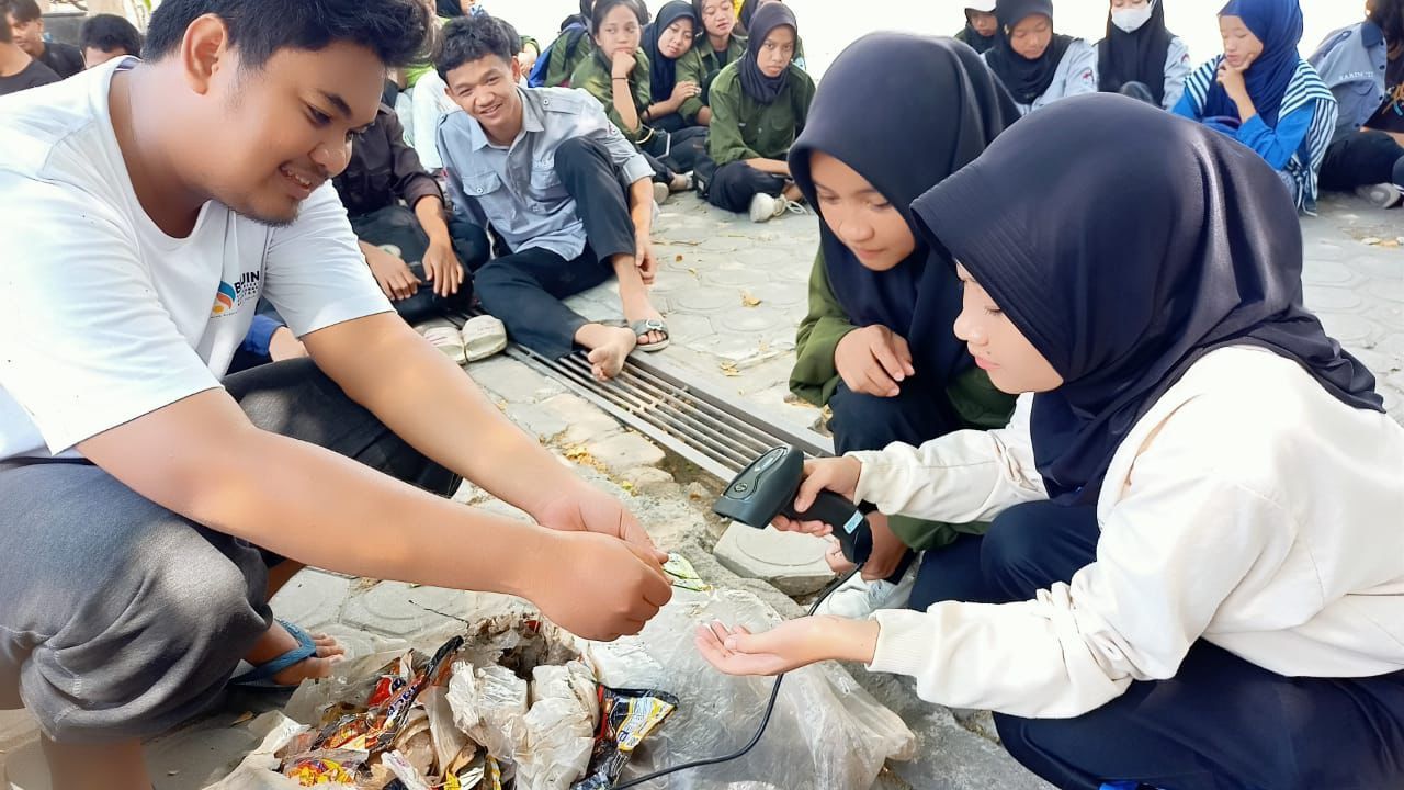 BRUIN melakukan bersih sungai dan sensus sampah plastik di Sungai Plosokandang
