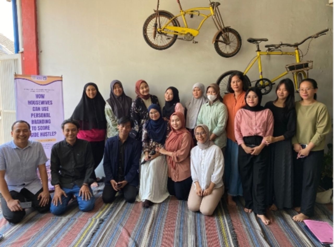 Kegiatan pengabdian masyarakat di Desa Desa Tawangsari. (DOK. UNESA)  