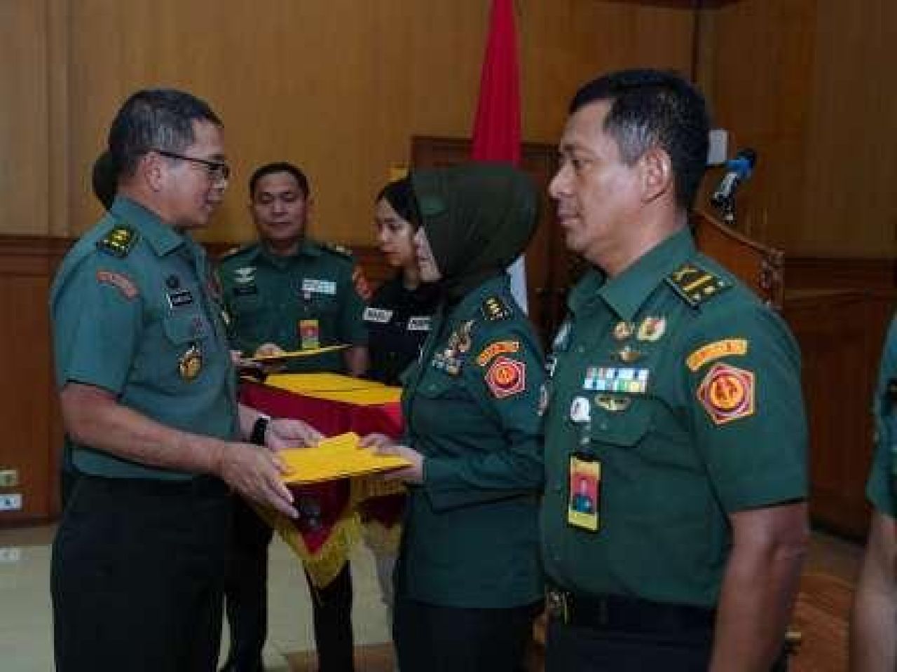 Mayjen TNI Nugraha Gumilar memberikan Reward atau penghargaan bagi  Prajurit