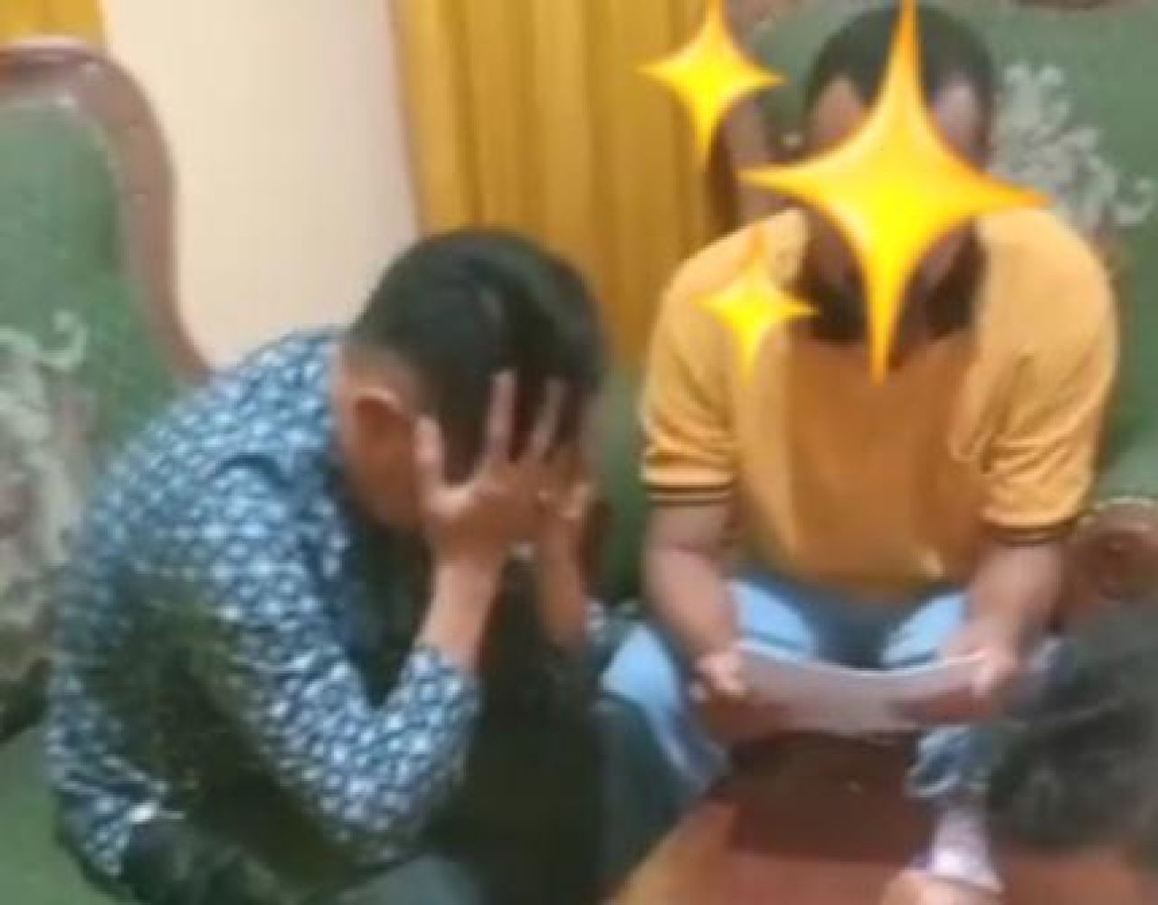 IR saat mediasi dengan perangkat Desa Kesamben Kulon dan mantan suami YL