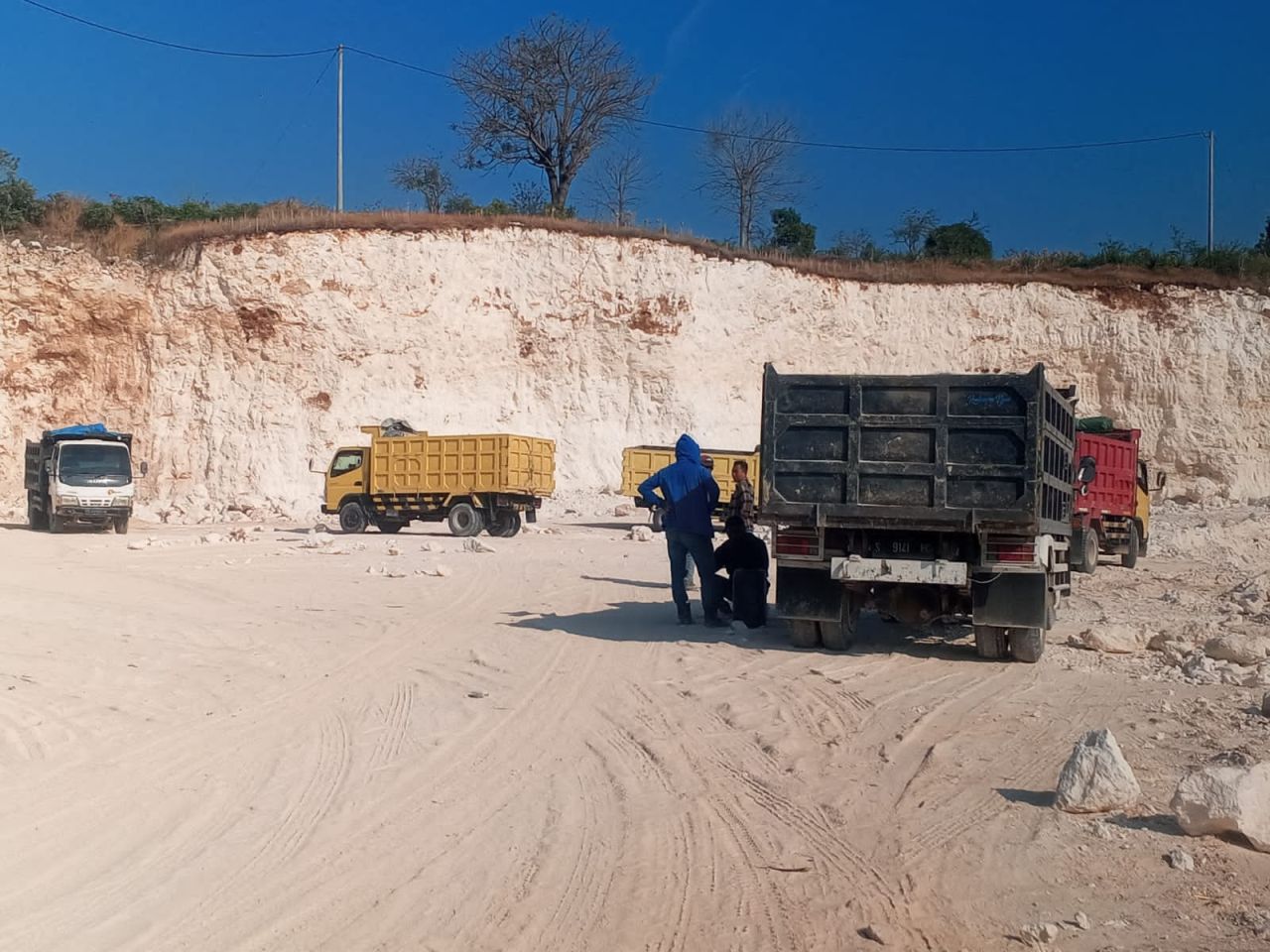 Dump truk antri muatan di lokasi tambang di Desa Laren Wetan