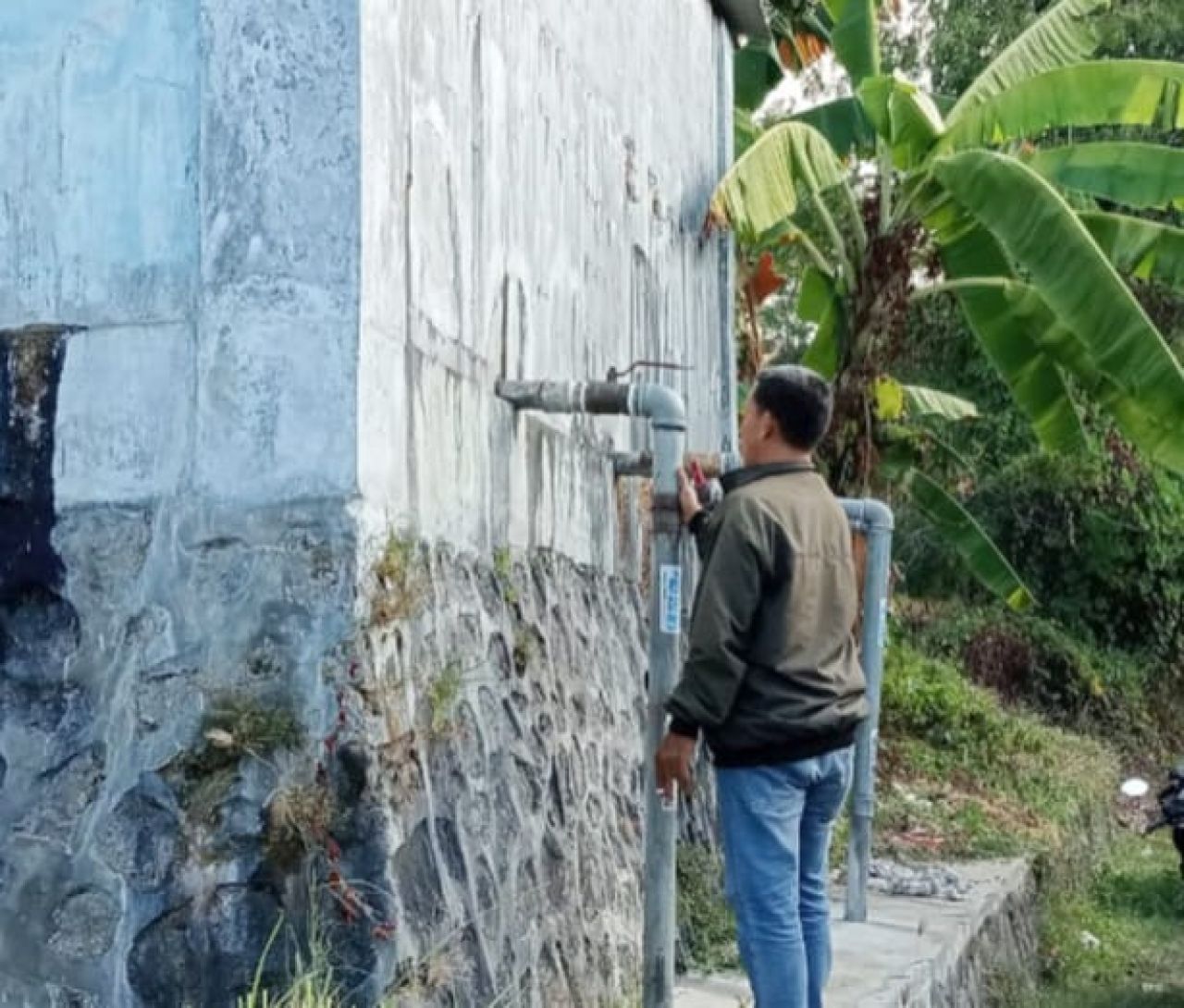 warga menunjukan tandon air kosong karena pompa air rusak