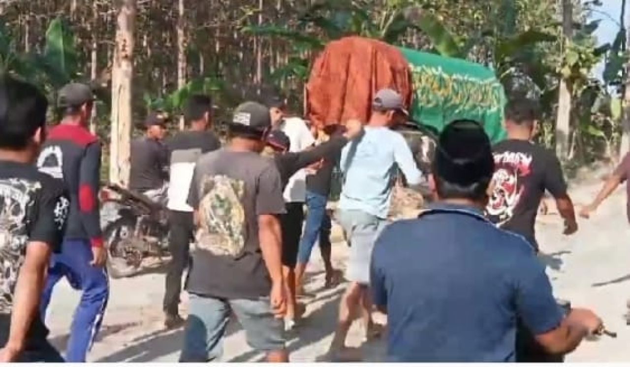 Lantaran Tak Sanggup Bayar Biaya Sewa Ambulan Warga Jipurapah Tandu Jenazah 3 Km