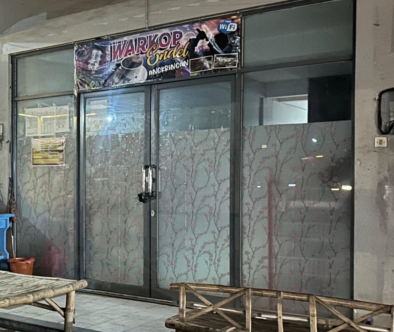 Kondisi Cafe Endel kini tutup pasca terjadi perkelaian antara oknum wartawan, LSM dangan pengunjung cafe.