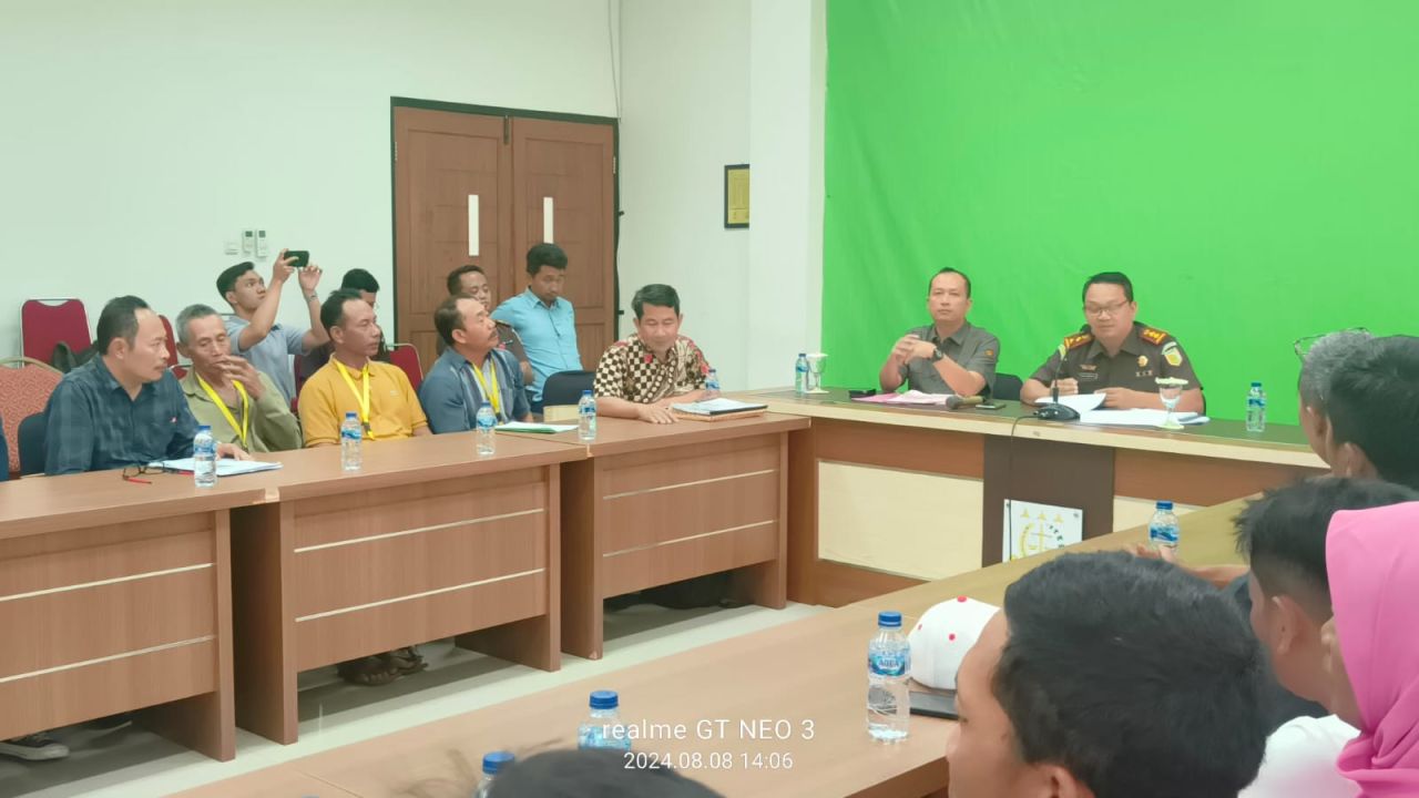 Audensi warga Tambaksari didampingi PUSAKA dengan Kajari Kabupaten Pasuruan.