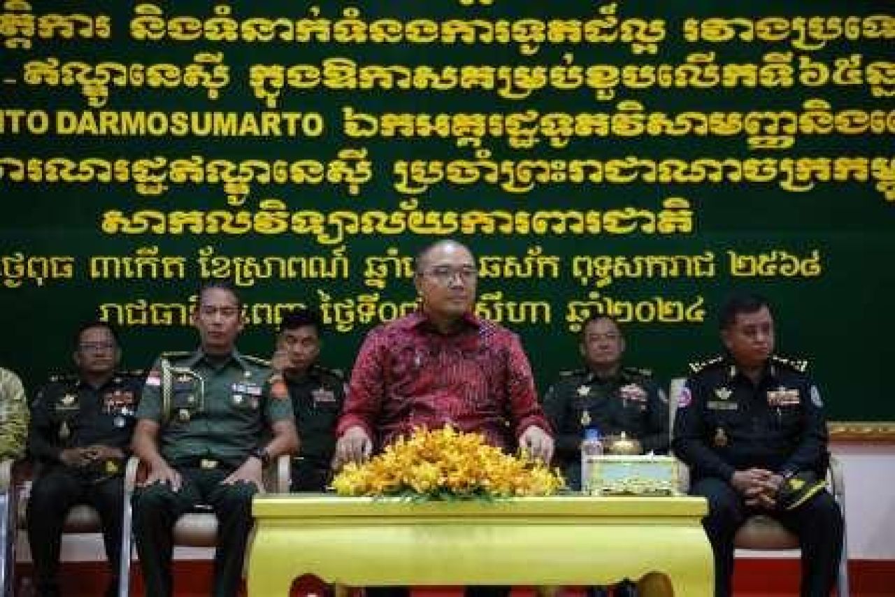 Dr. Santo Darmosumarto, memberikan kuliah umum di hadapan 500 perwira RCAF