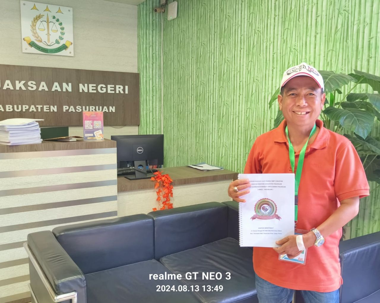 Hanan Ketua Umum LSM Cinta Damai menunjukan bukti dugaan pungli yang dilakukan oknum Kepsek SMP N 2 Kejayaan