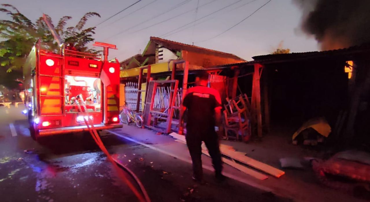 Petugas pemadam kebakaran sedang memadamkan api