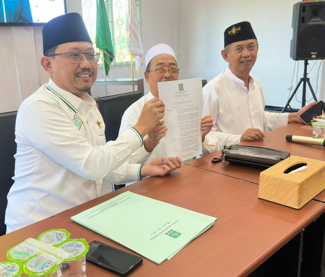Pelaksana Harian Ketua DPC PKB Kabupaten Pasuruan Sudiono Fauzan bersama pengurus DPC menunjukan SK pemberhentian Gus Shobih sebagai Kader PKB