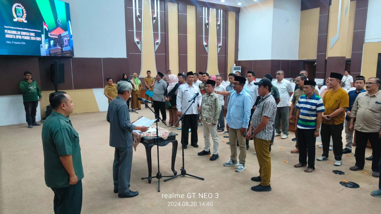 Hampir semua anggota DPRD Kabupaten Pasuruan mengikuti pengambilan sumpah dipimpin oleh Ketua PN Bangil