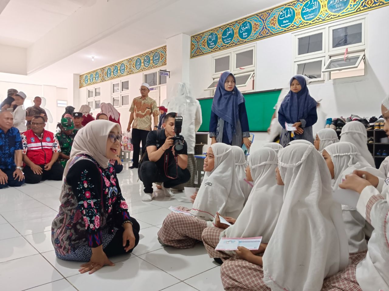 Rini Eri Cahyadi bercengkrama dengan siswi