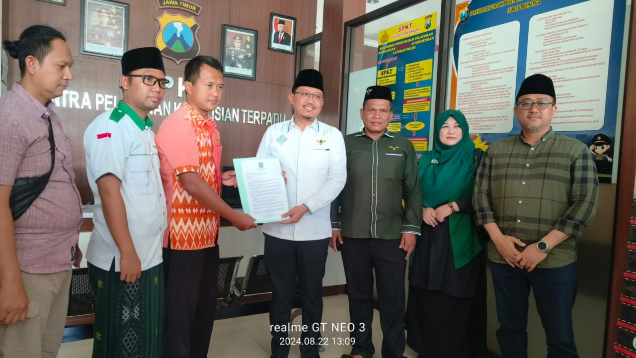 Pengurus DPC PKB Kabupaten Pasuruan menyerahkan surat koordinasi terkait Muktamar PKB di Bali