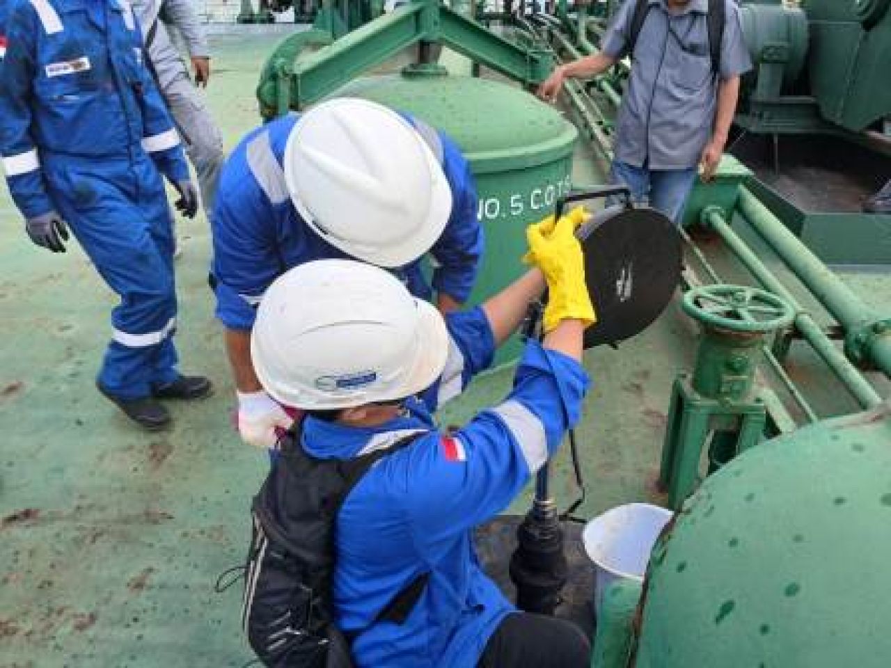 emindahan Kapal MT Arman 114 berbendera Iran.