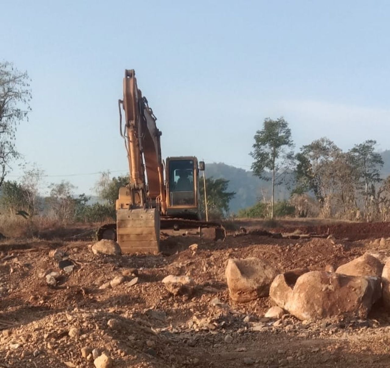 Pembuatan arena pacuan kuda diatas lahan TKD Kertosari materialnya jenis batu diduga dijual