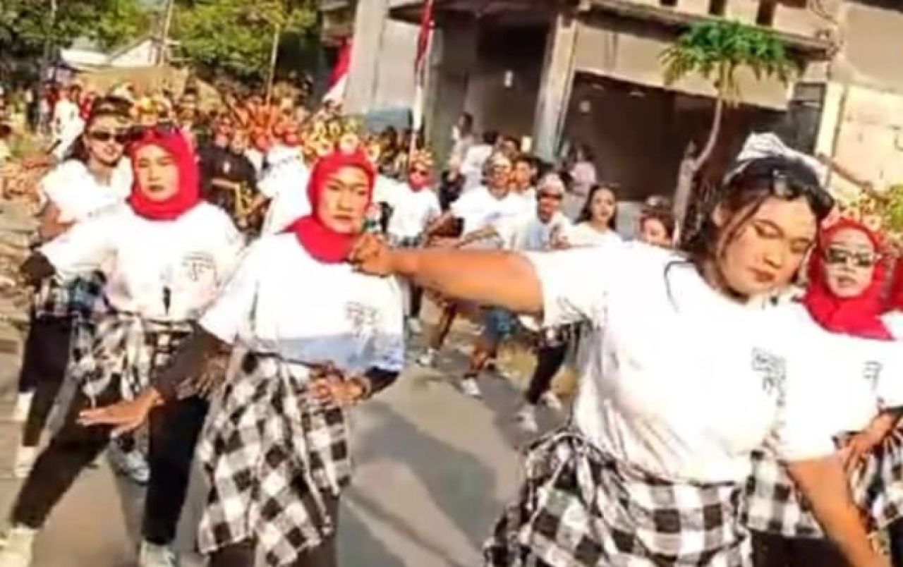 Pawai Budaya HUT RI Ke 79 Pemdes Dapurkejambon Disambut Antusias Warga