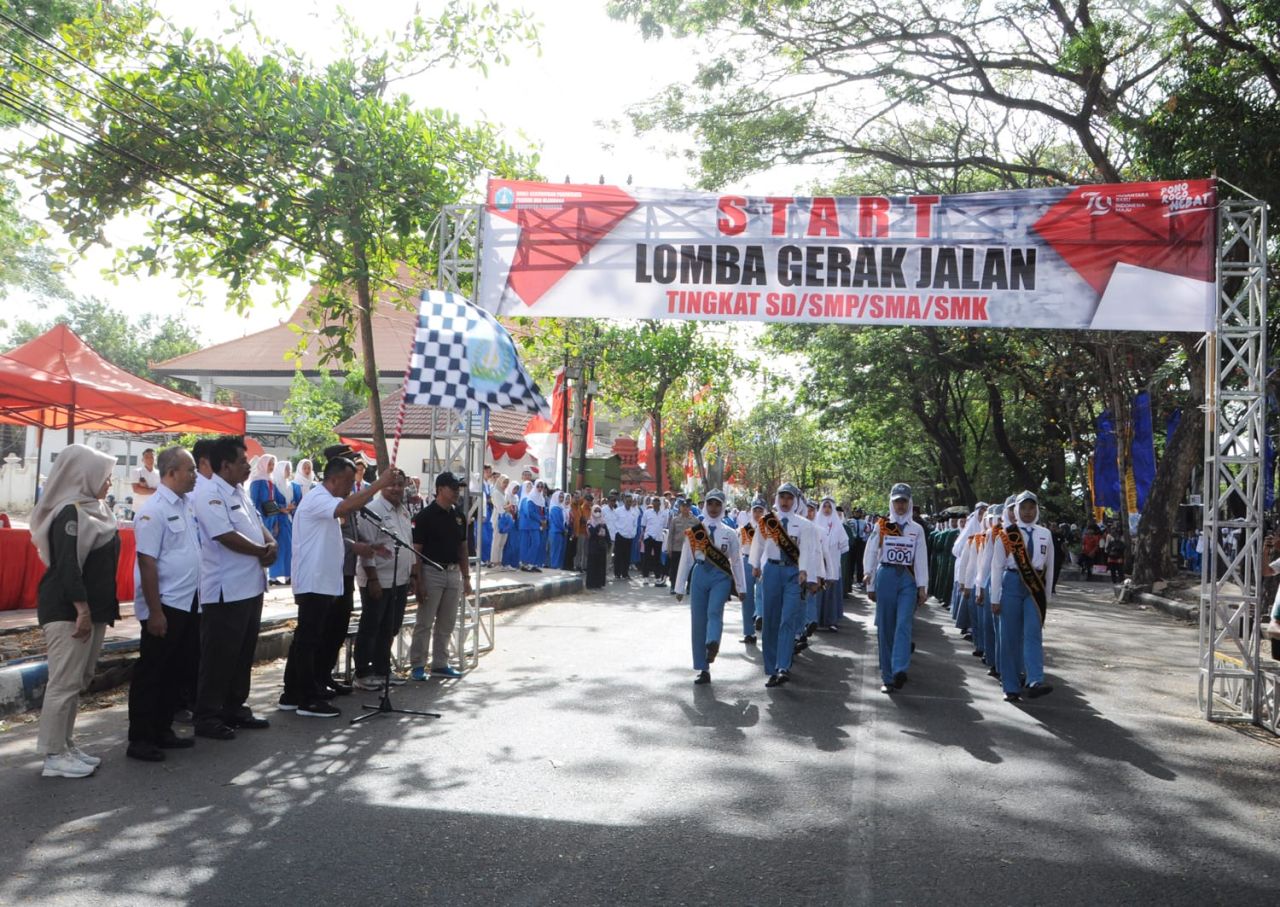 Kang Giri Kibarkan Bendera Start Lomba Gerak Jalan Pelajar HUT RI ke-79