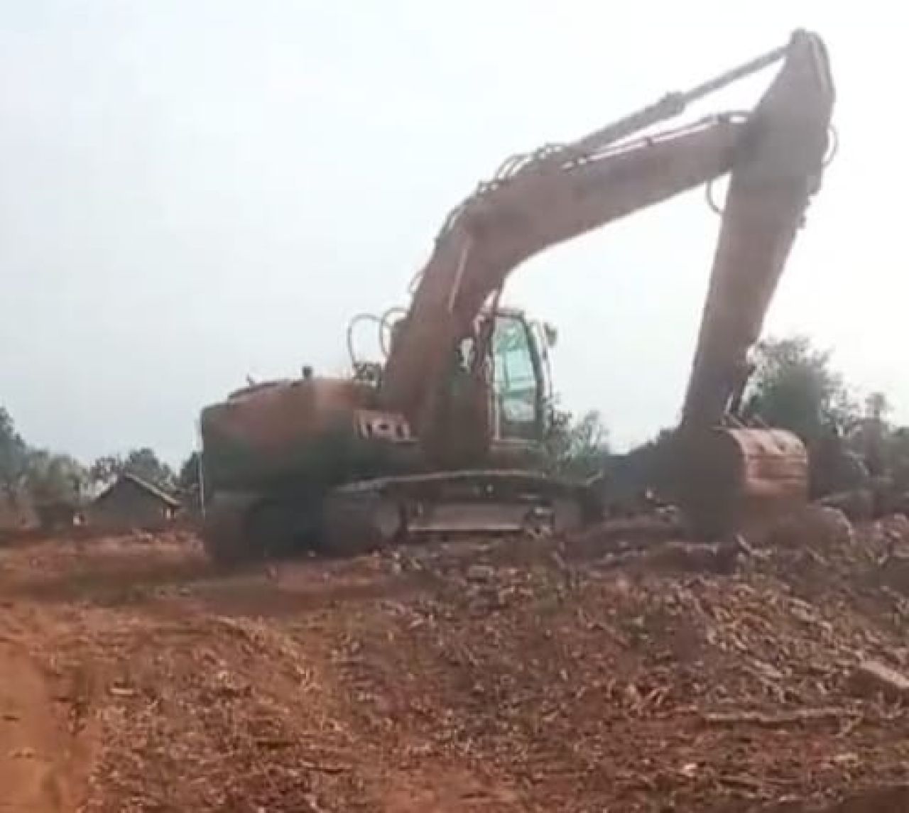 Kegiatan penambangan batu menggunakan alat berat yang diduga ilegal dilakukan Kades Kertosari