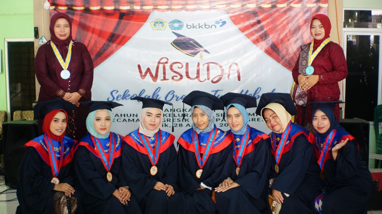 Delapan Orang Tua di Wisuda Bu Camat di Pendopo Kelurahan Sidokumpul, Yang Dinyatakan Lulus SOTH