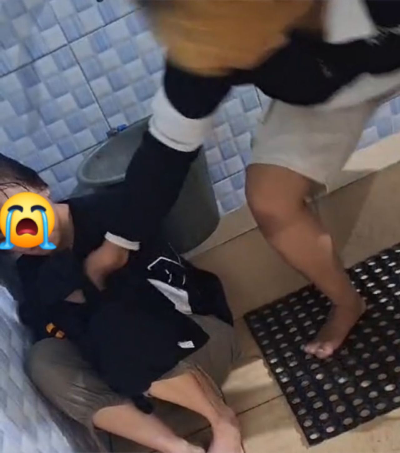 Wanita muda yang dihajar tersungkur di Toilet SPBU Bringkang