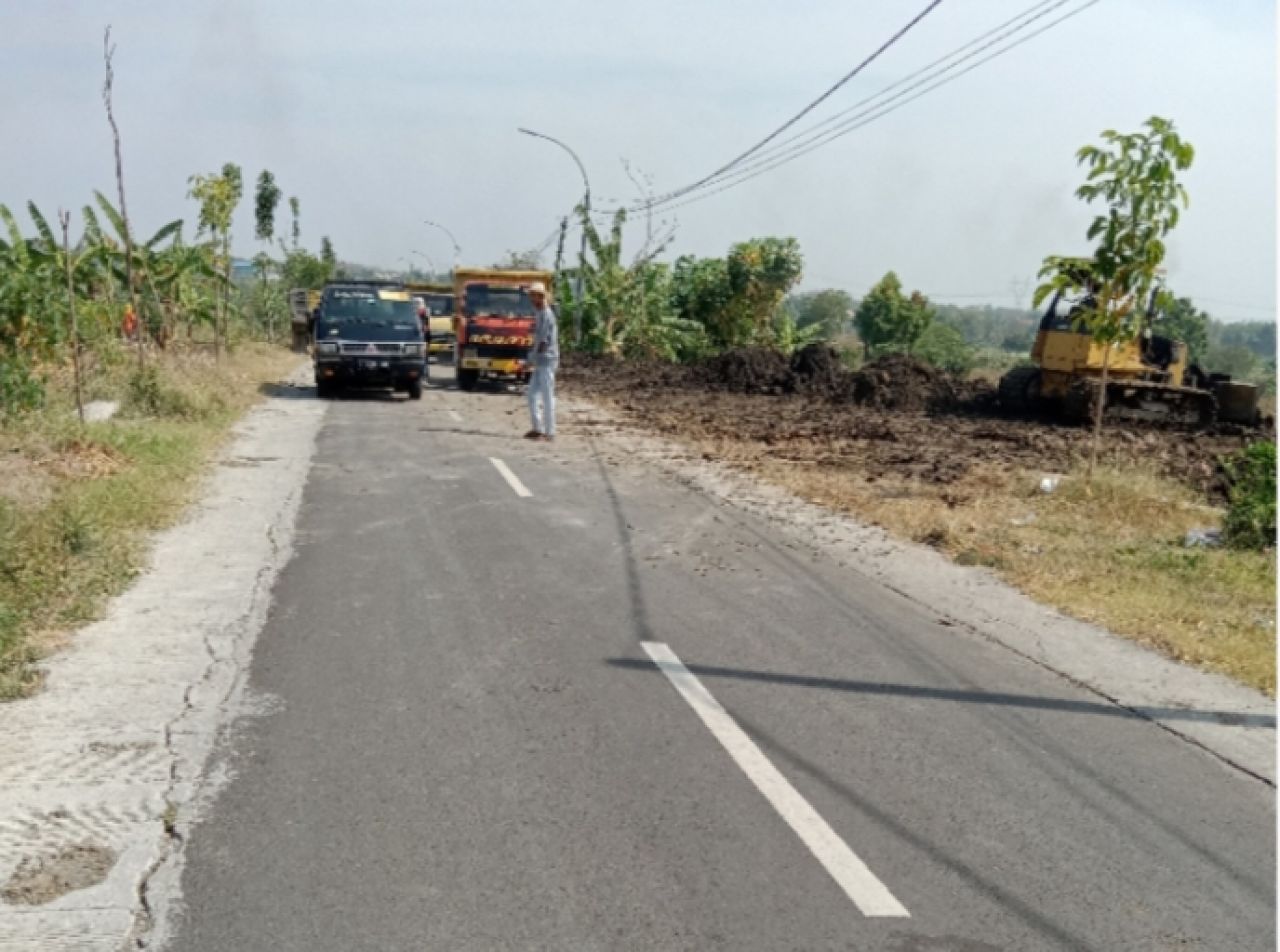 Pengurugan tanah di jalan perbatasan Sidoraharjo -Kesamben Kulon
